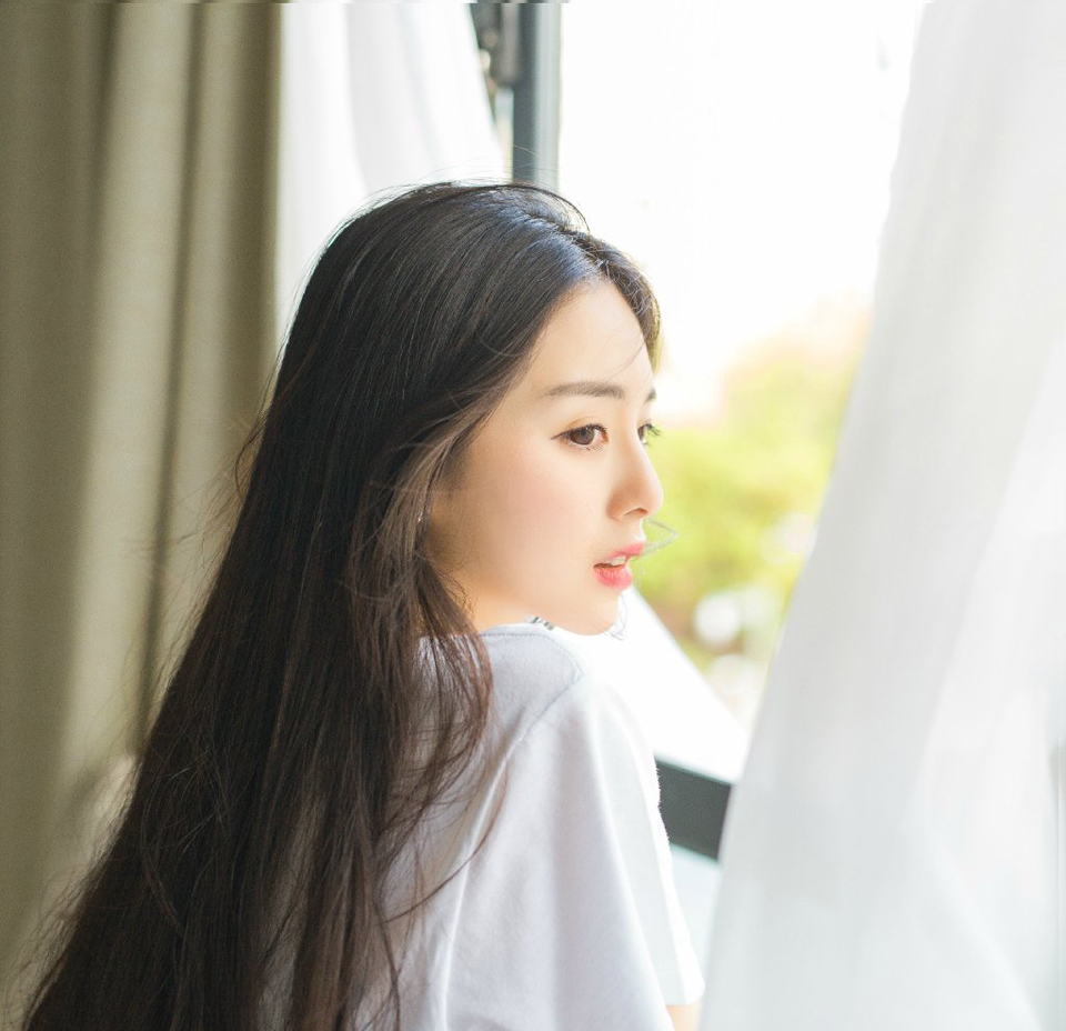 “一个刘璝，张任能够压得下来，但在此之前，刘璋自己做的孽太多了，王家、赵家、谢家，这些人之所以没有立刻暴动，是因为在军中，缺乏一个足够分量的人，张任能够压下军心，却压不下众心，这法孝直在贾诩那老狐狸身边待了几年，学会的都是些什么玩意儿！”说道最后，庞统有些不满的撇了撇嘴。